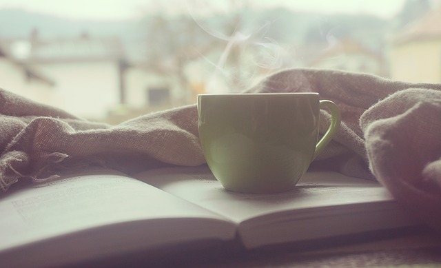 窓辺で読書しながらコーヒータイム