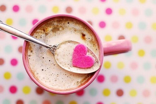 ピンクのコーヒーカップにハート型のシュガー