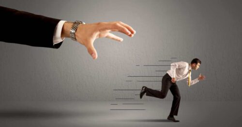 大きな手から逃げる男性